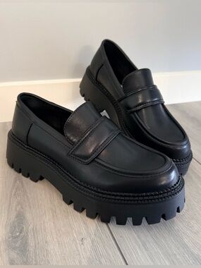 Steve Madden size 37 loafers